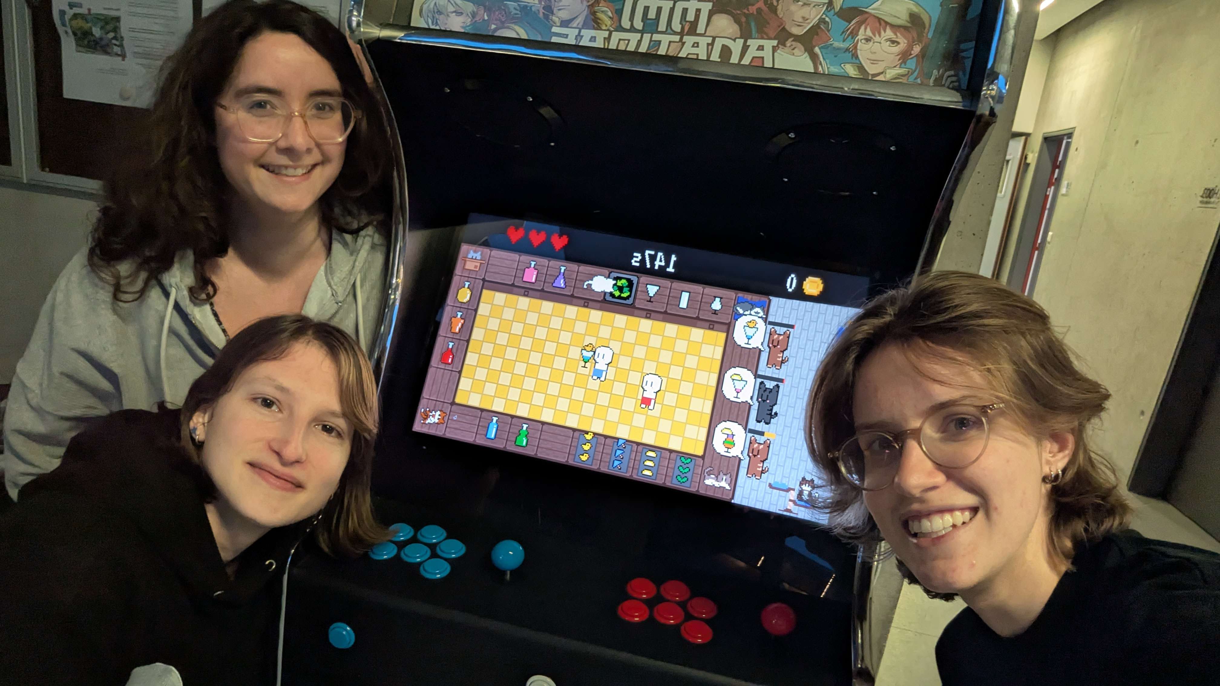 L'équipe devant la borne d'arcade, fière de la mise en production